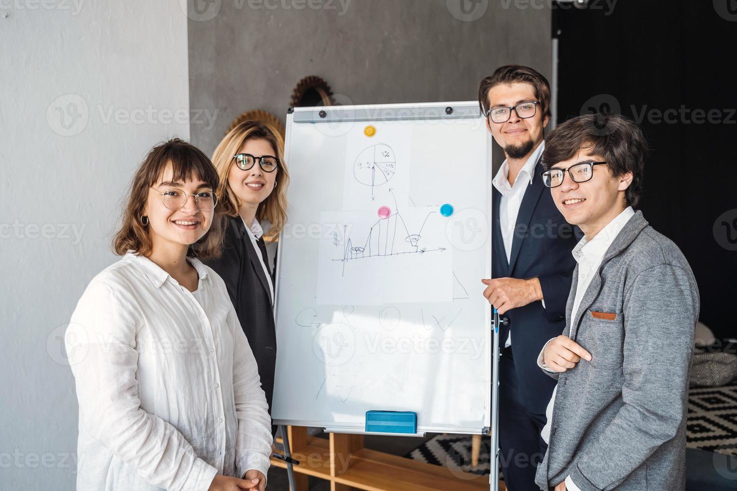 geschäftsleute mit whiteboard diskutieren strategie in einer besprechung foto