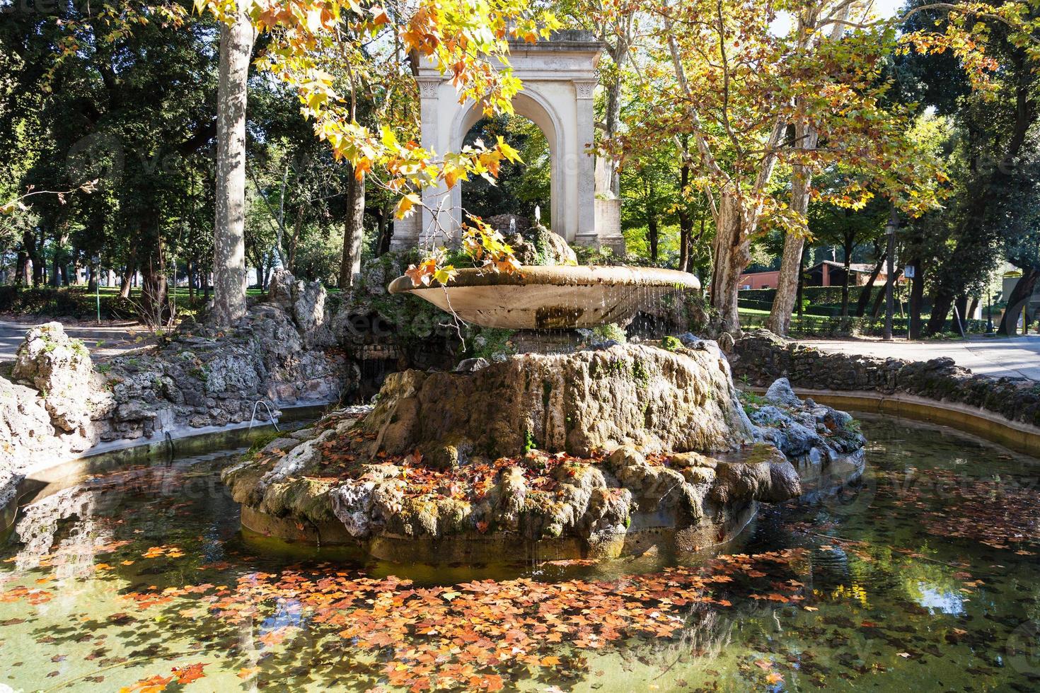 Brunnen mit abgefallenen Blättern in der Stadt Rom foto