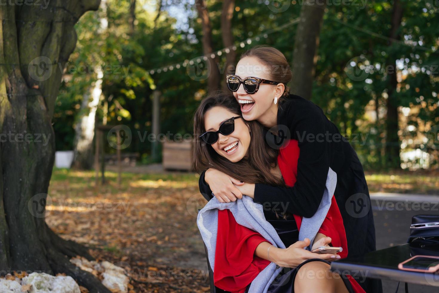 Mädchen umarmt ihre Freundin. Porträt von zwei Freundinnen im Park. foto