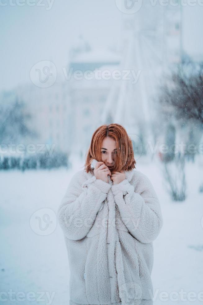 Portrait weibliches Modell draußen im ersten Schnee foto