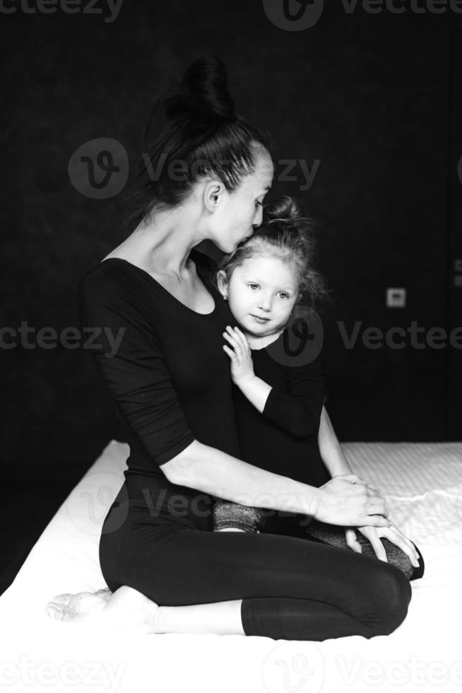 mutter und tochter haben spaß auf dem bett foto