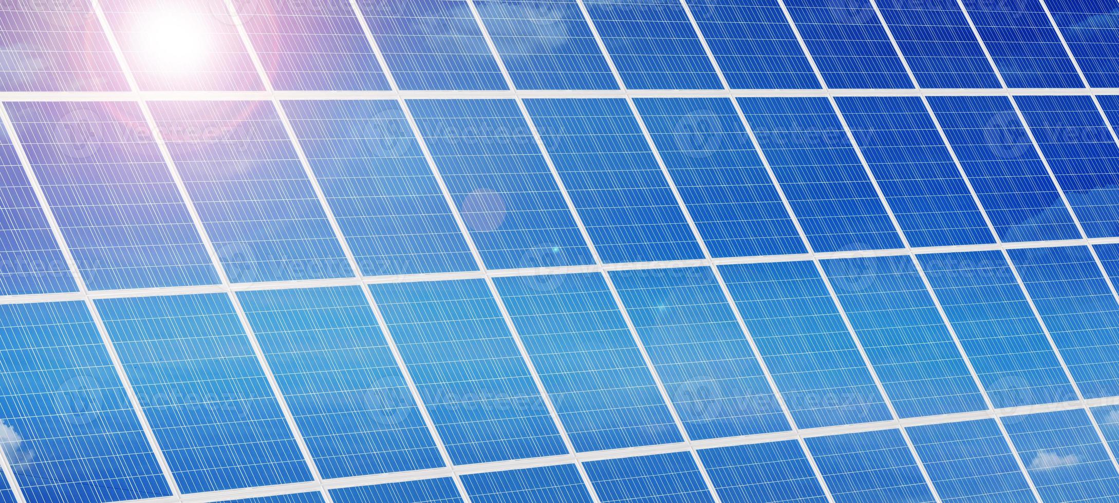 Sonnenkollektoren und blauer Himmel, Sonnenkollektoren, Solargeneratorsysteme. Saubere Technik für eine bessere Zukunft. foto