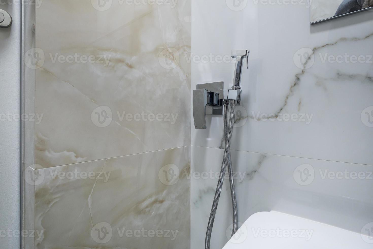 Bidet in modernem WC mit Duschaufsatz zur Wandmontage foto