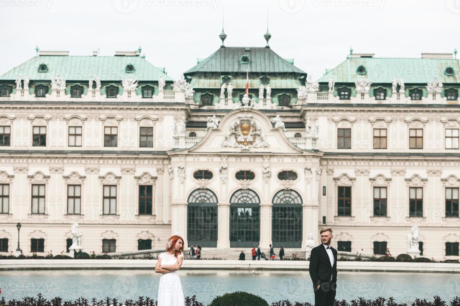 Hochzeitspaar bei einem Spaziergang im Anwesen des Belvedere in Wien foto