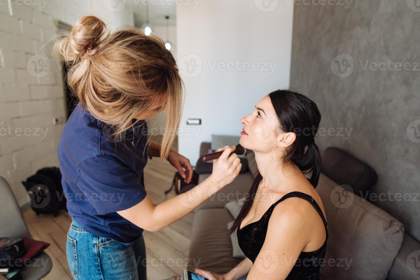 süßes, junges mädchen, das make-up macht foto