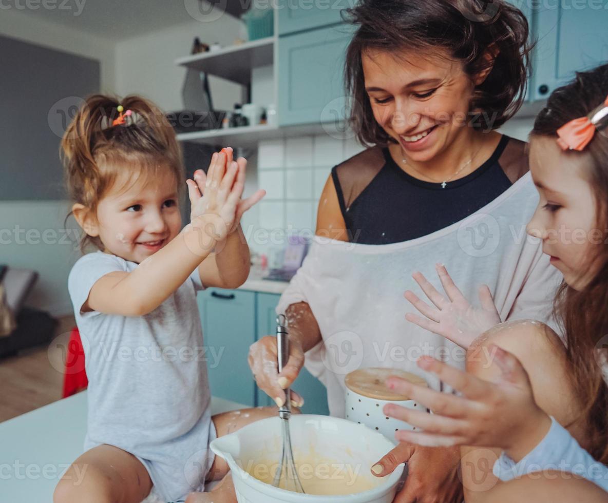 Glückliche Familie kocht zusammen in der Küche foto