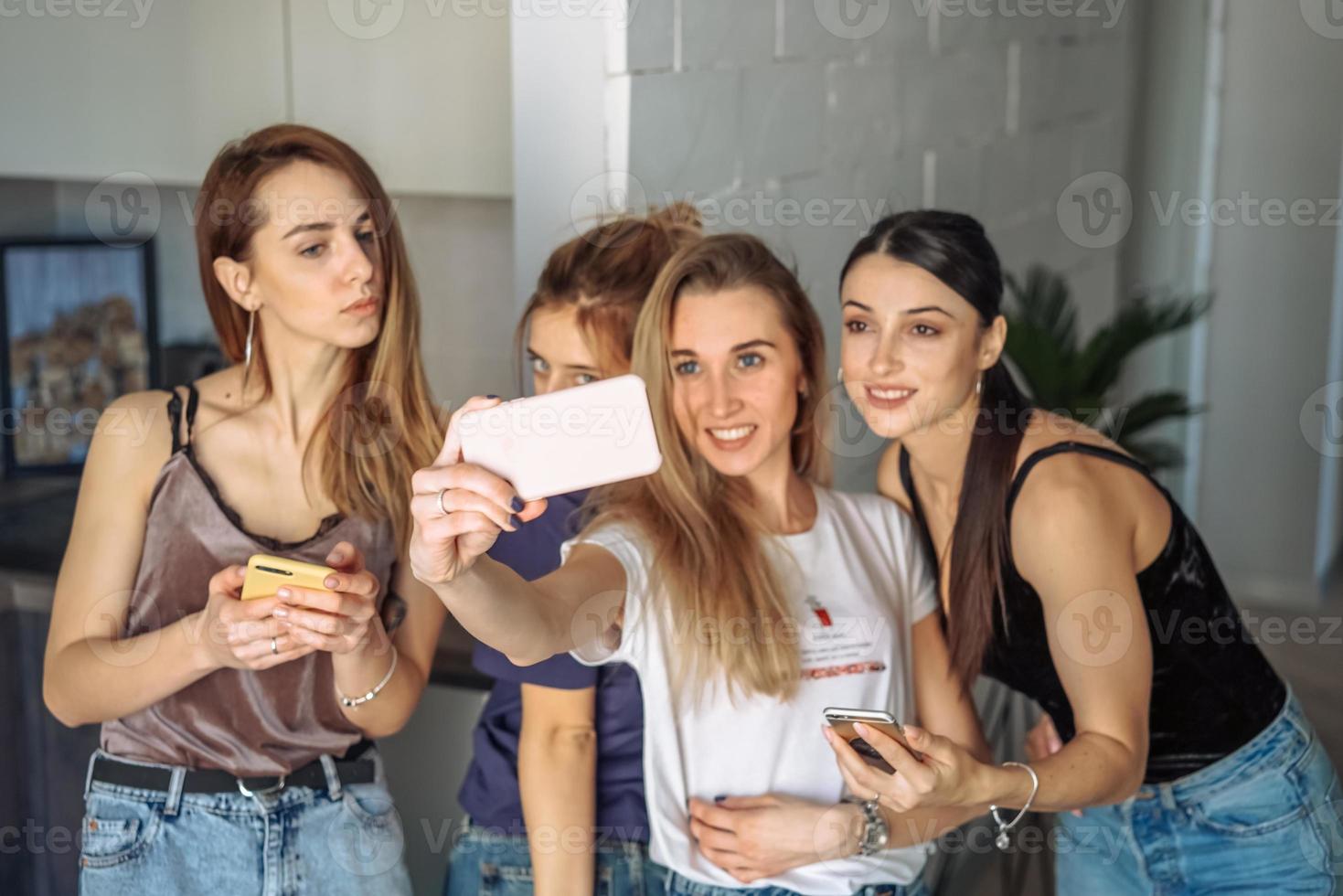 Mädchen nehmen Selfy am Telefon foto