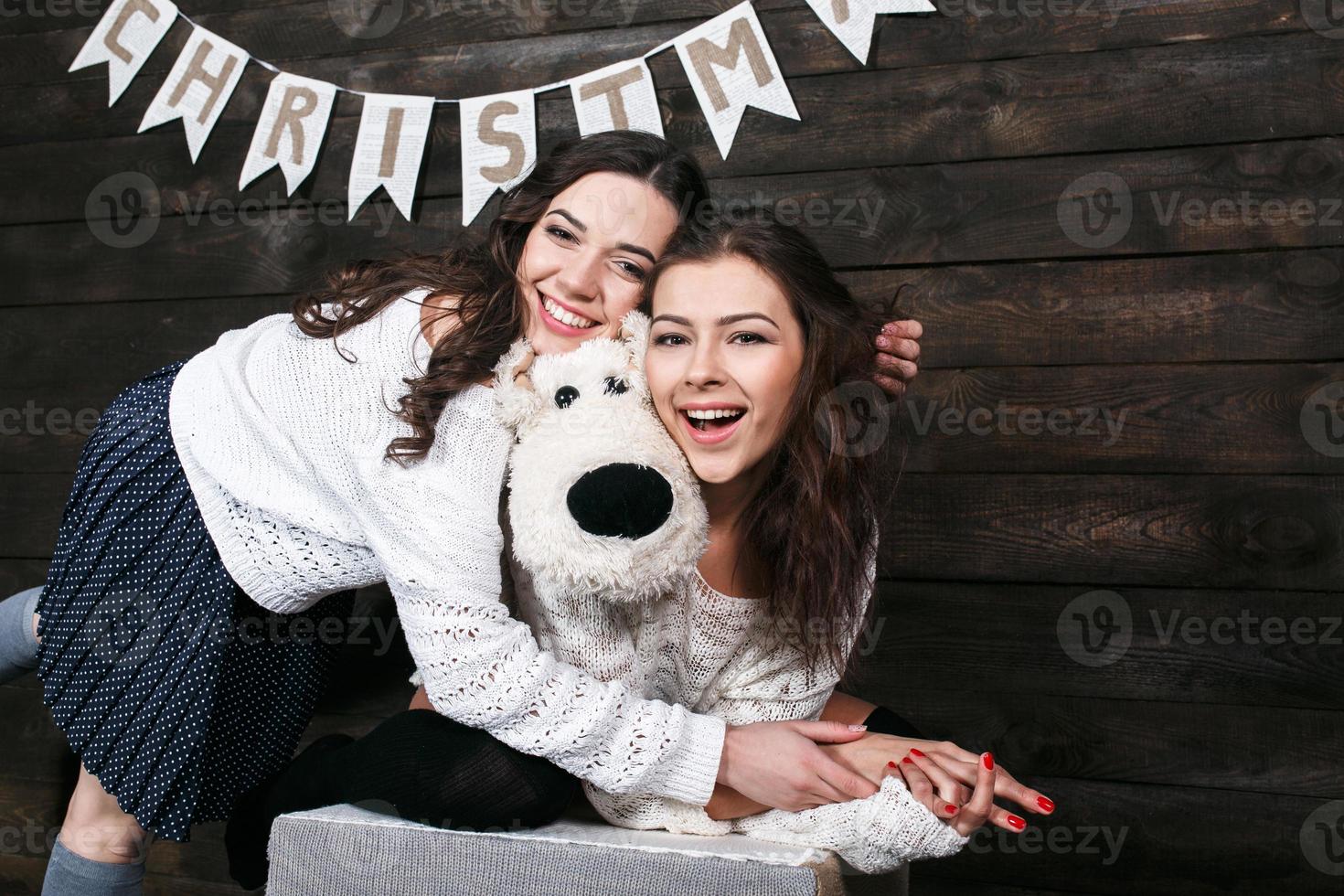 Familienneujahrsfotos, jeweils eine Schwester umarmt foto