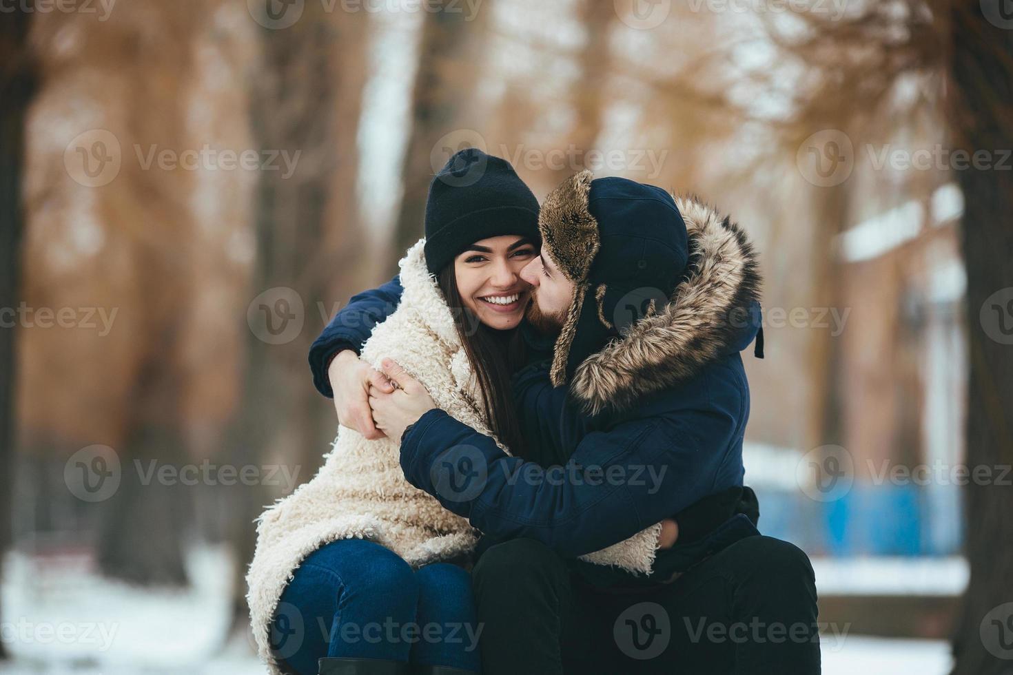 Mann und Frau posieren für die Kamera foto