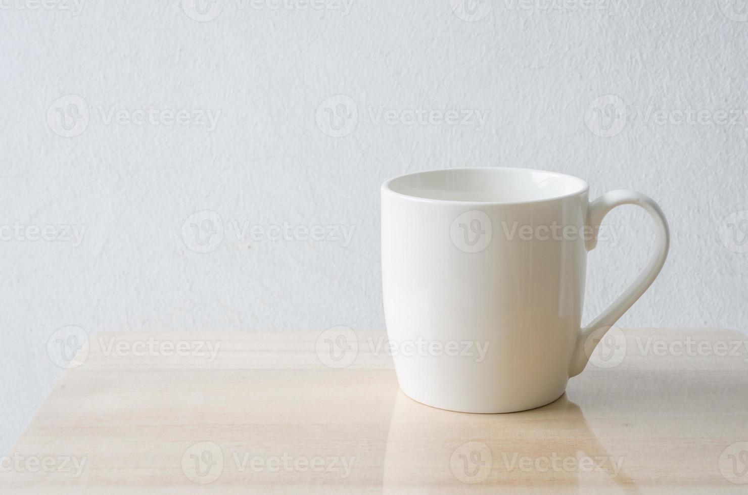 weiße Tasse auf Holztisch foto