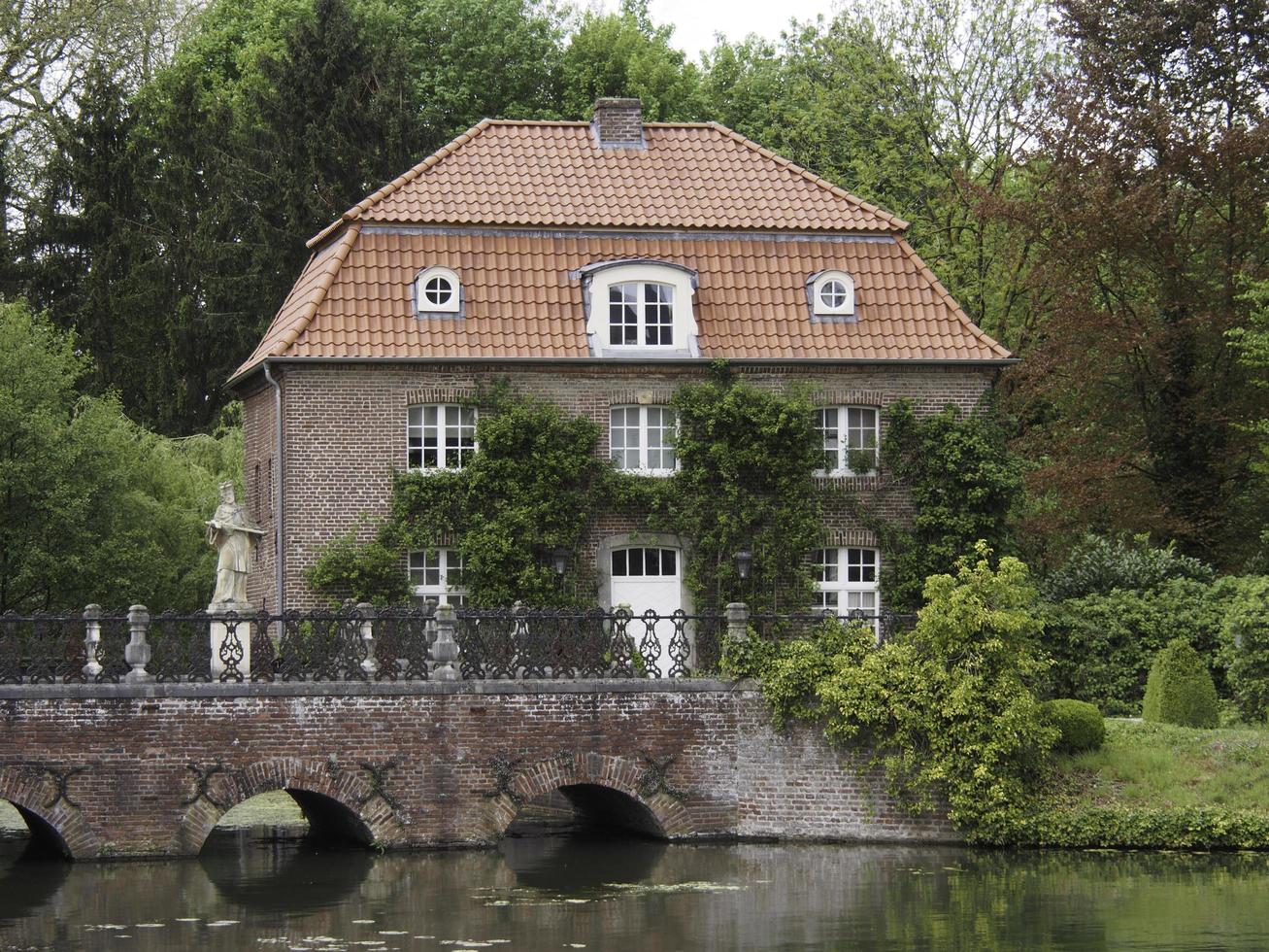 anholt, deutschland, 2020 - das schloss anholt in deutschland foto