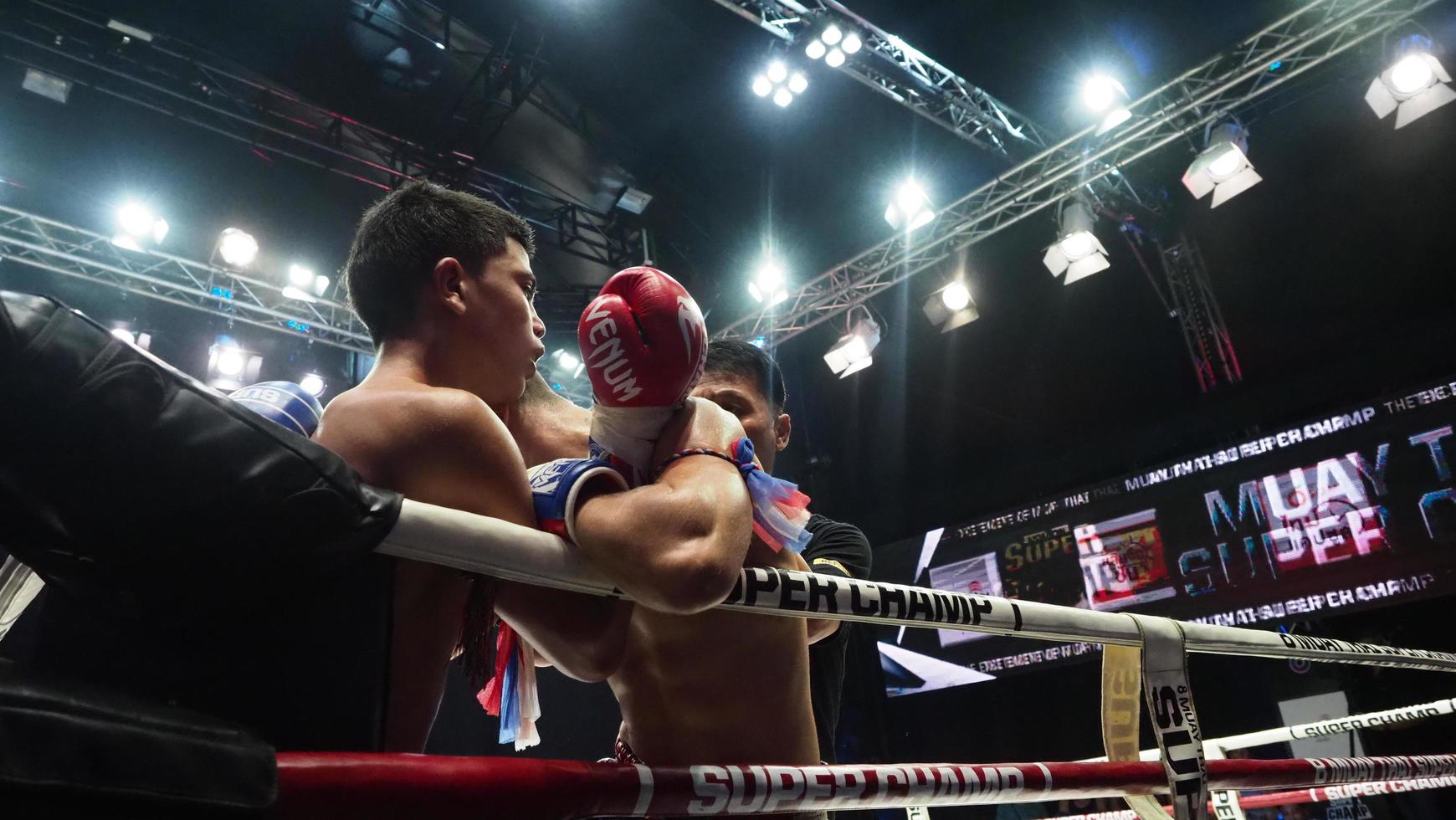 bangkok thailand 11. november 2018. nicht identifiziertes thailändisches und ausländisches kickboxen foto