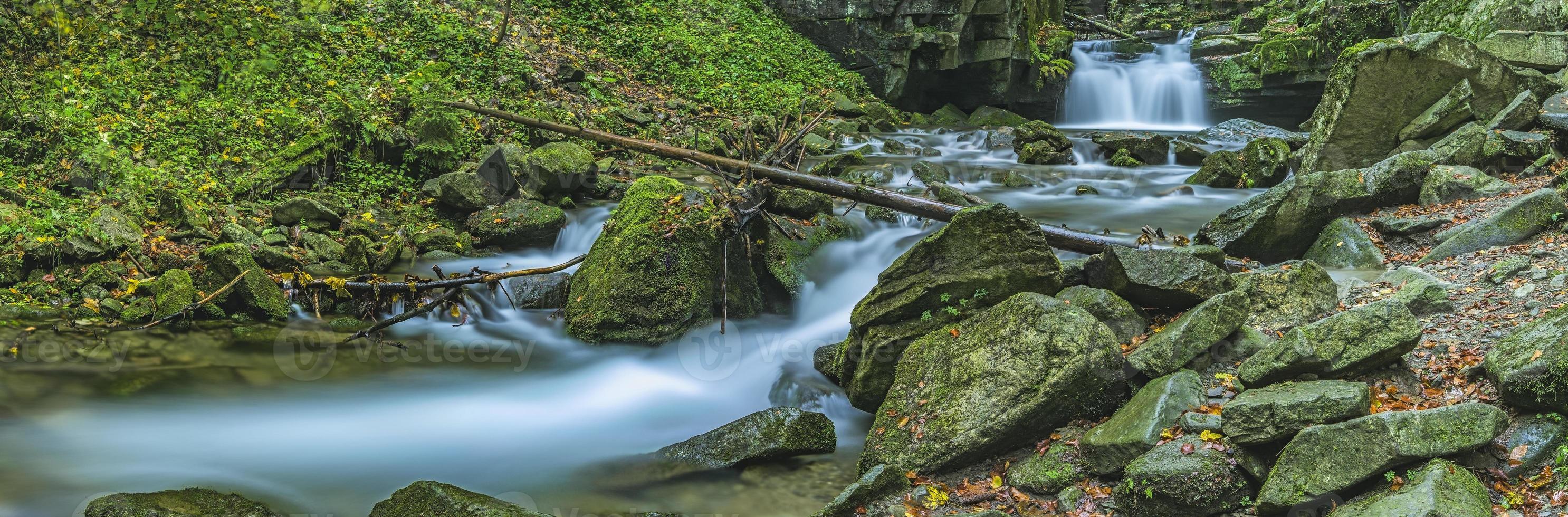 Panorama der Herbstwasserfälle foto