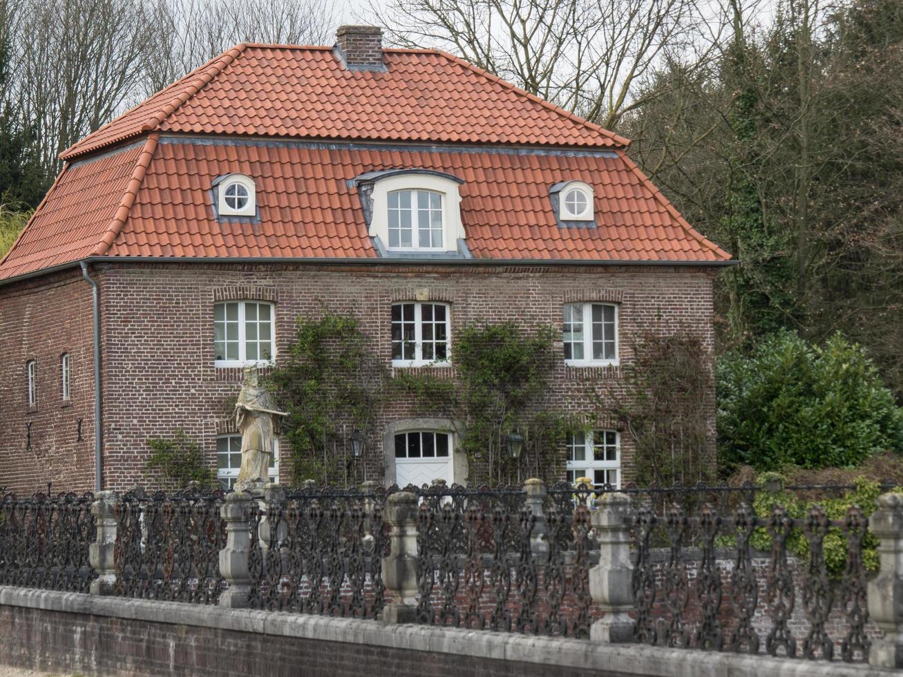 anholt, deutschland, 2019 - das schloss von anholt in deutschland foto