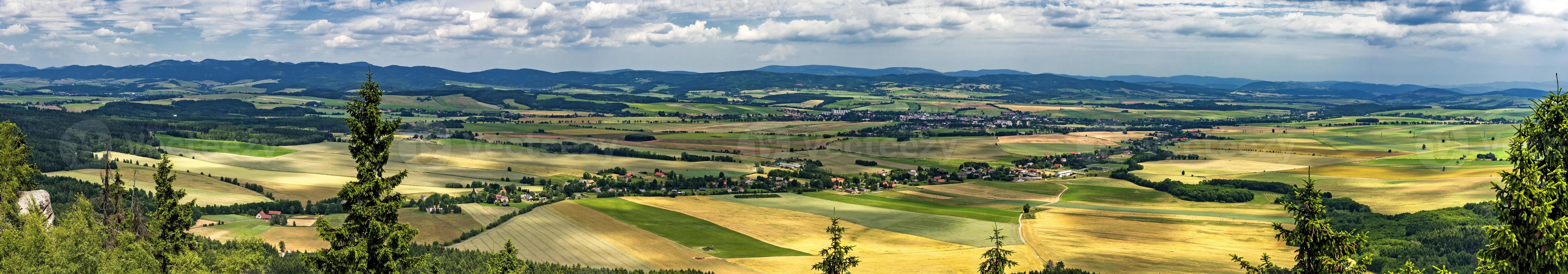 Panoramablick auf die Adrspach-Teplice-Felsen foto