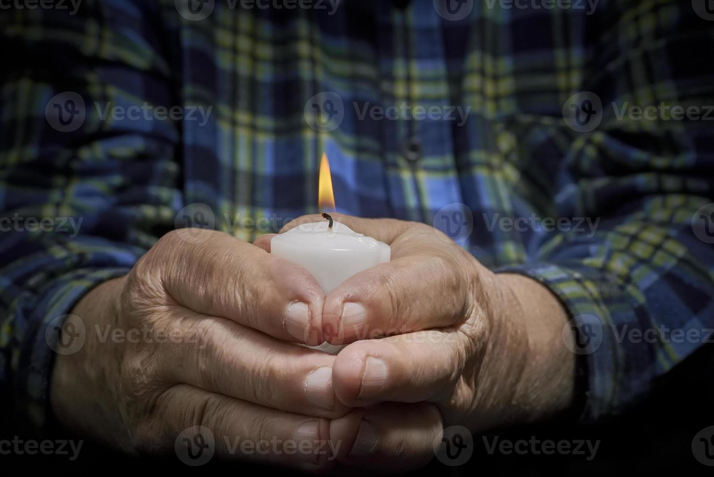 Hände und Kerze foto