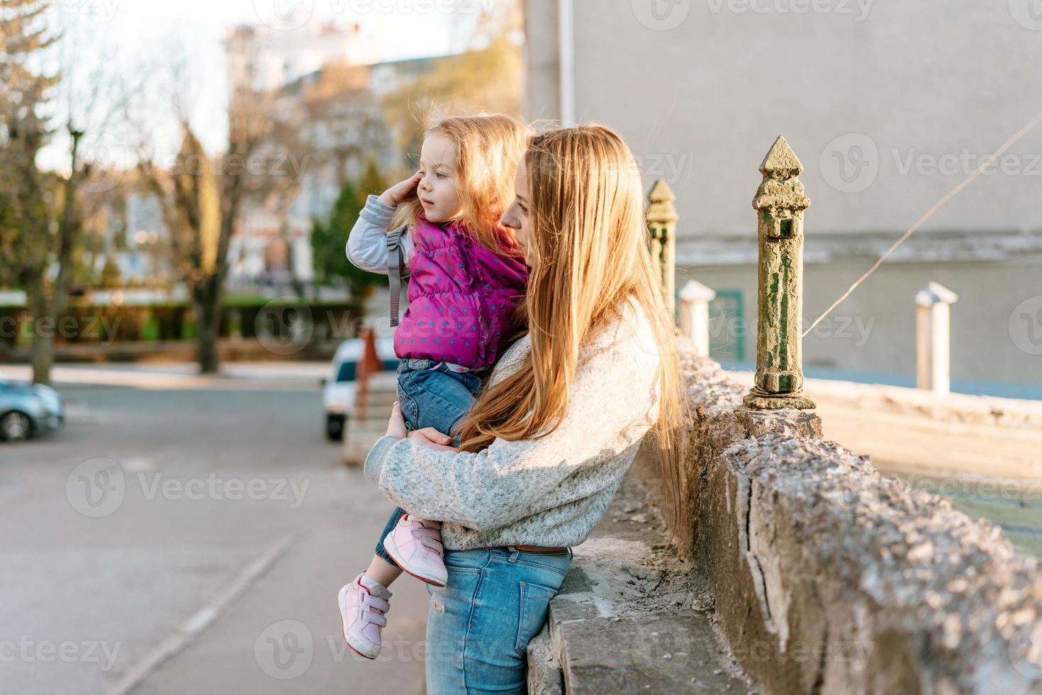 Mutter hält eine kleine Tochter in ihren Armen foto