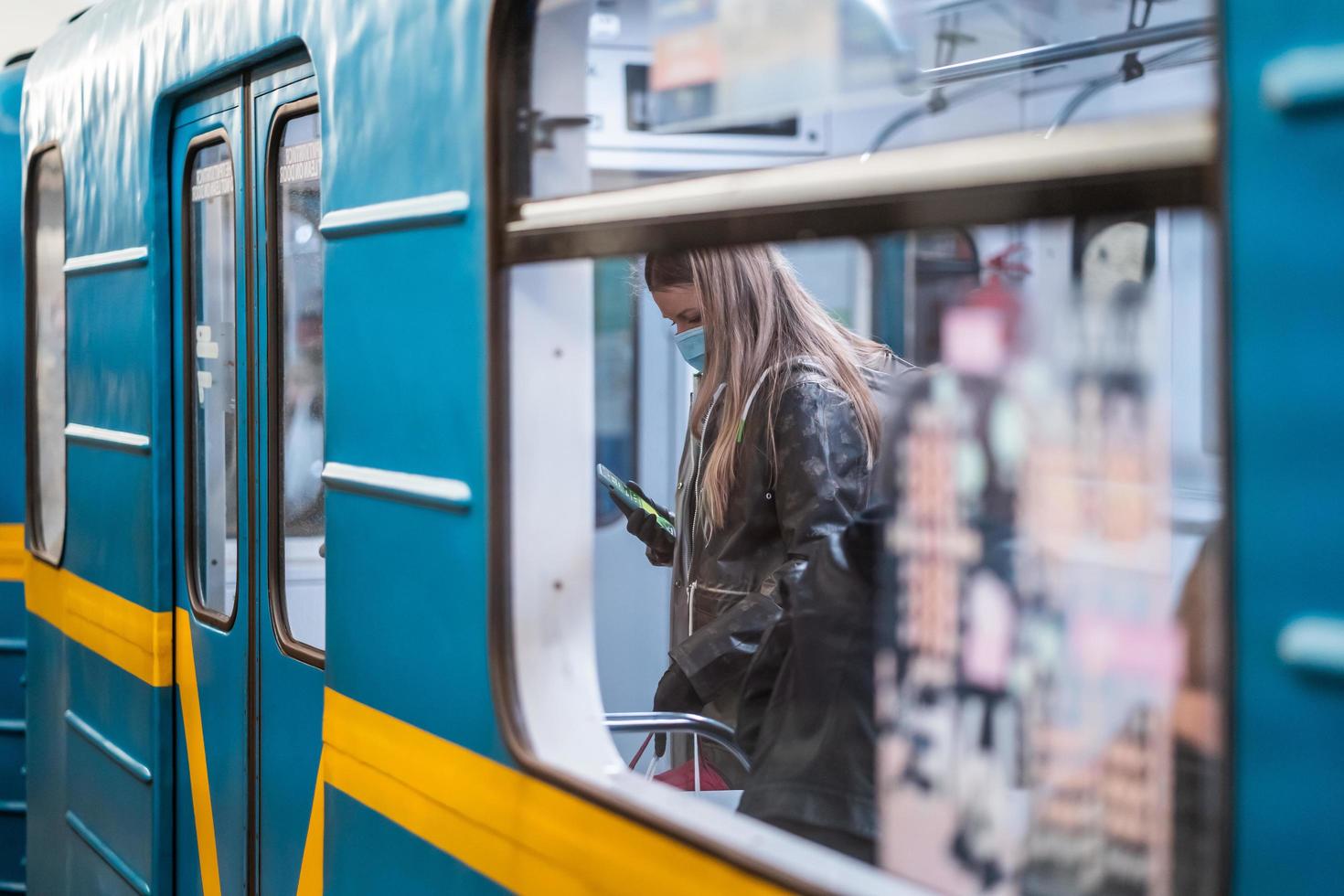 ukraine, kiew - 26. mai 2020 u-bahnstation zoloty vorota golden gate. Menschen in einem U-Bahn-Wagen foto