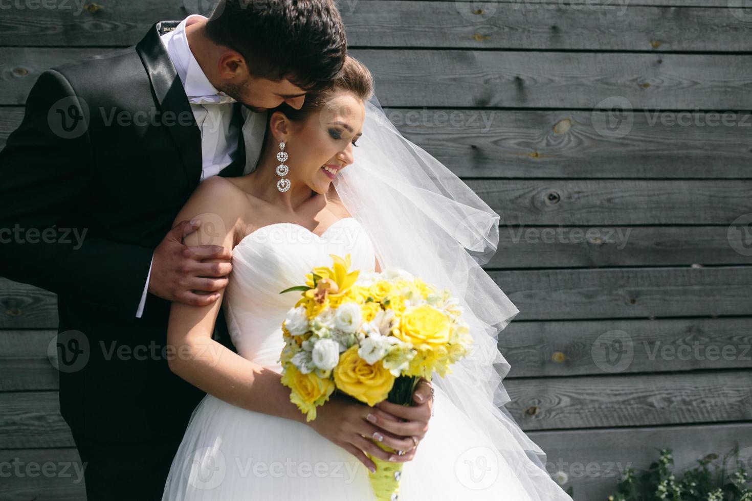 schönes junges Hochzeitspaar im Freien foto