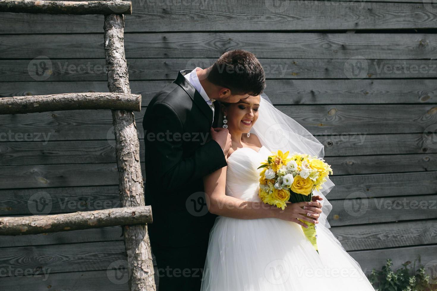 schönes junges Hochzeitspaar im Freien foto