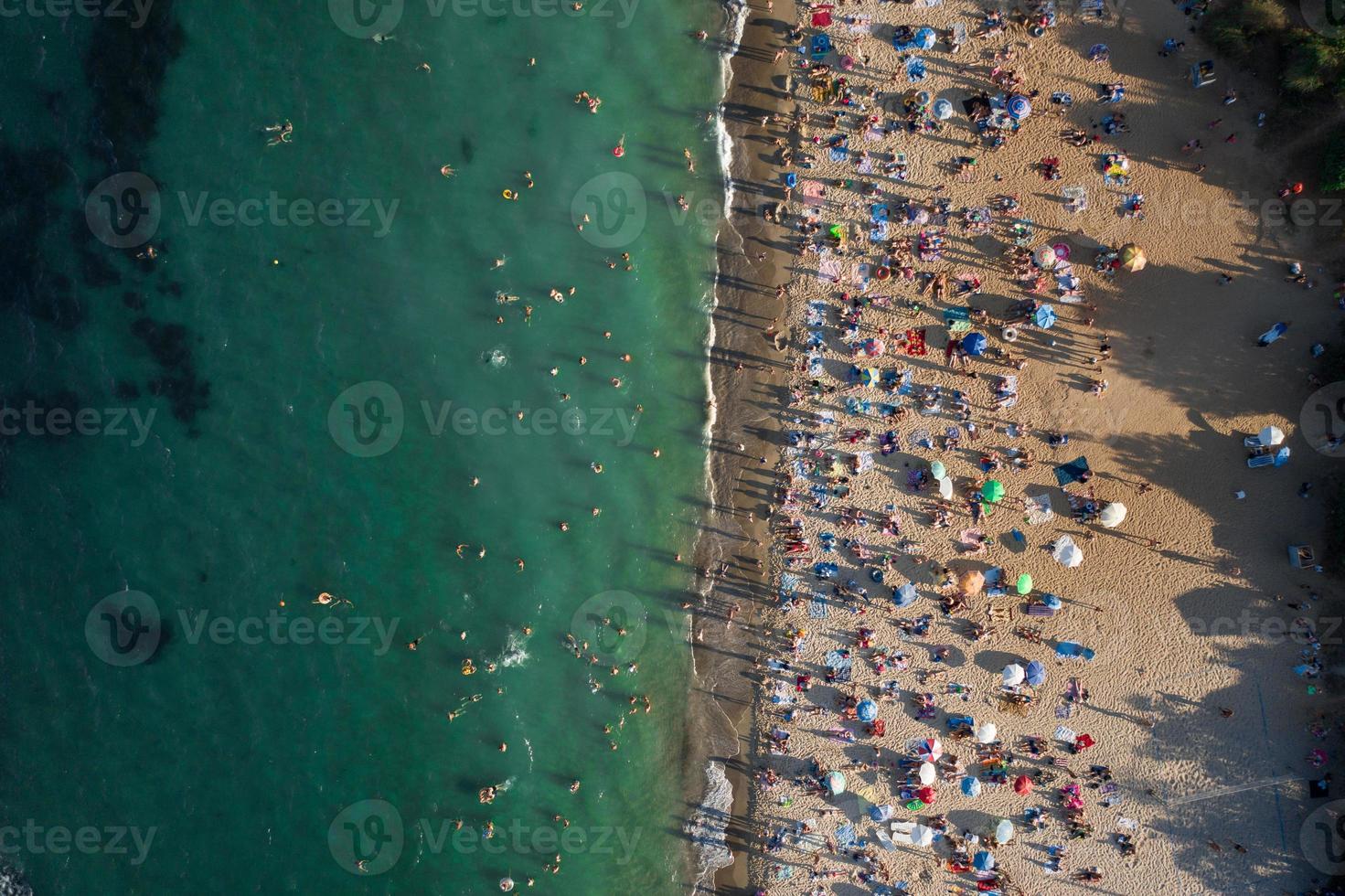 Luftaufnahme der Menschenmenge am Strand foto