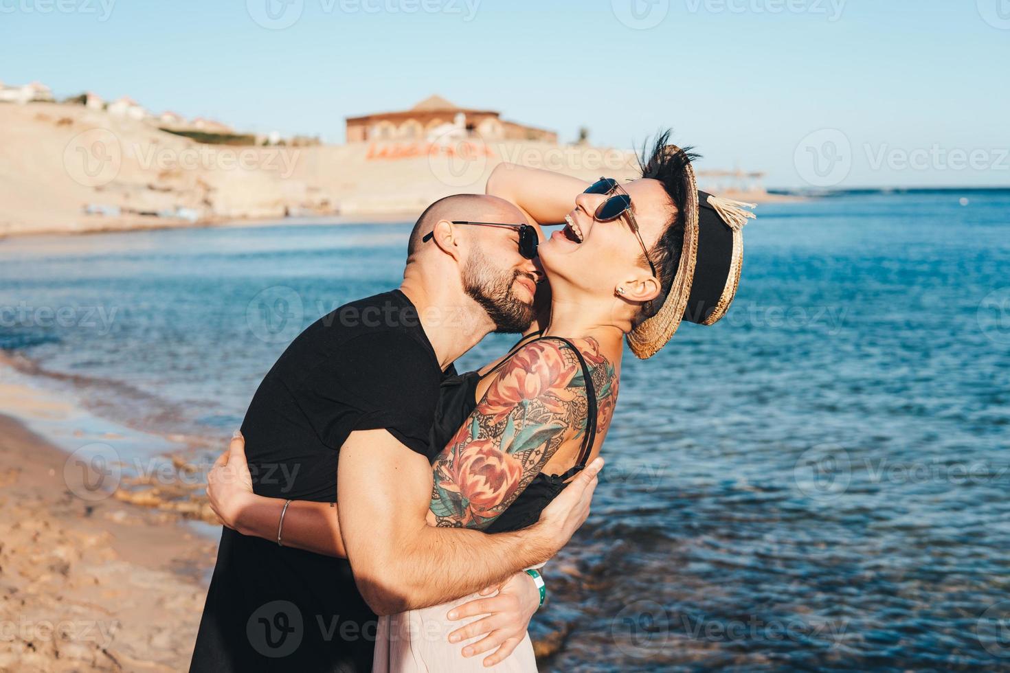 Verliebtes Paar umarmt sich am Strand foto