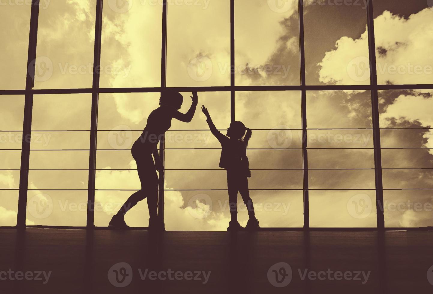 Silhouette von Mutter und Tochter im Fitnessstudio foto