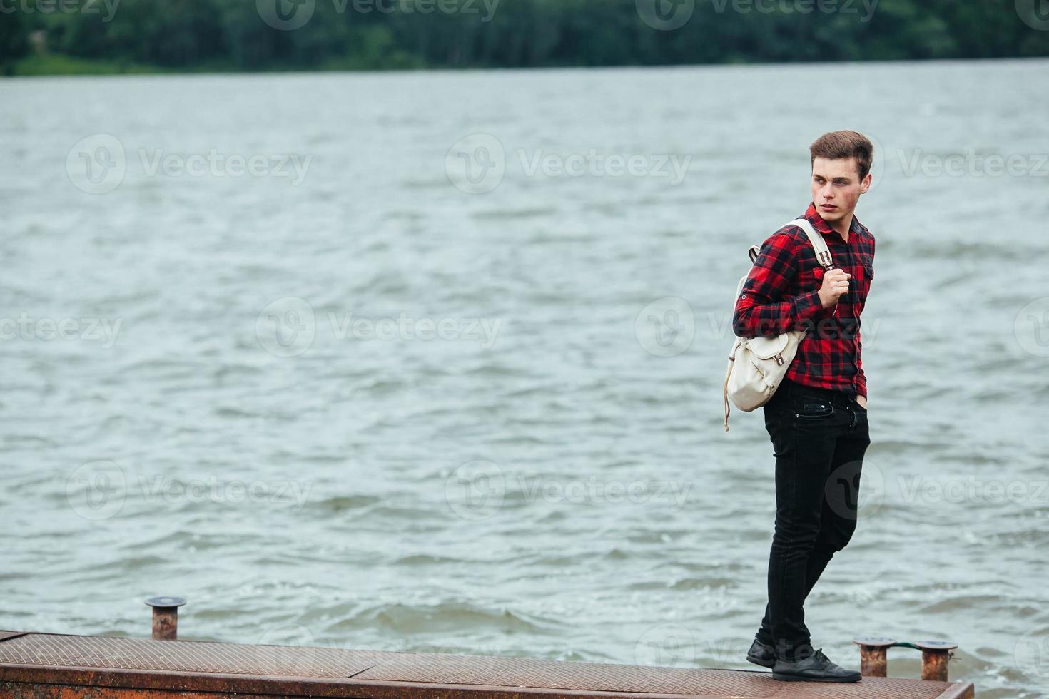 Mann steht auf einem Pier foto