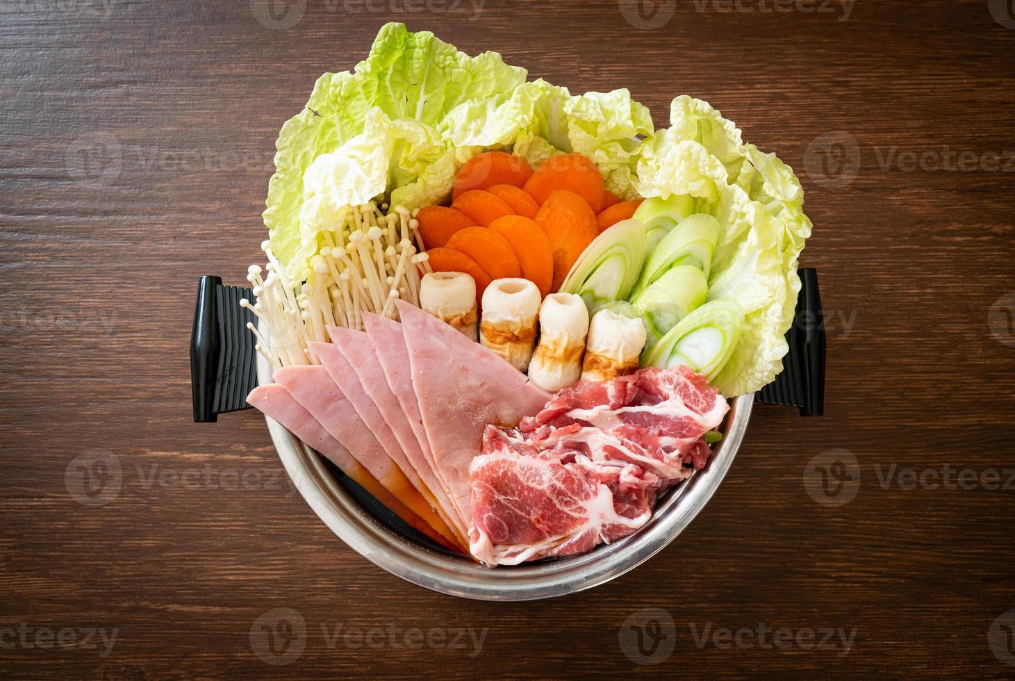 Sukiyaki oder Shabu Hot Pot schwarze Suppe mit rohem Fleisch und Gemüse foto