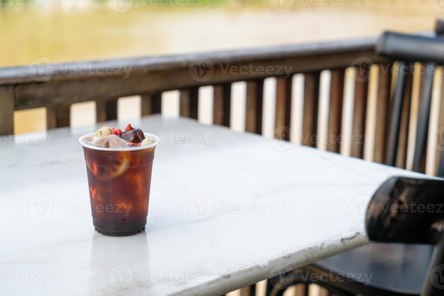 Mönchsfruchtsaft mit Lotuswurzel, Gojibeere und Jujube foto