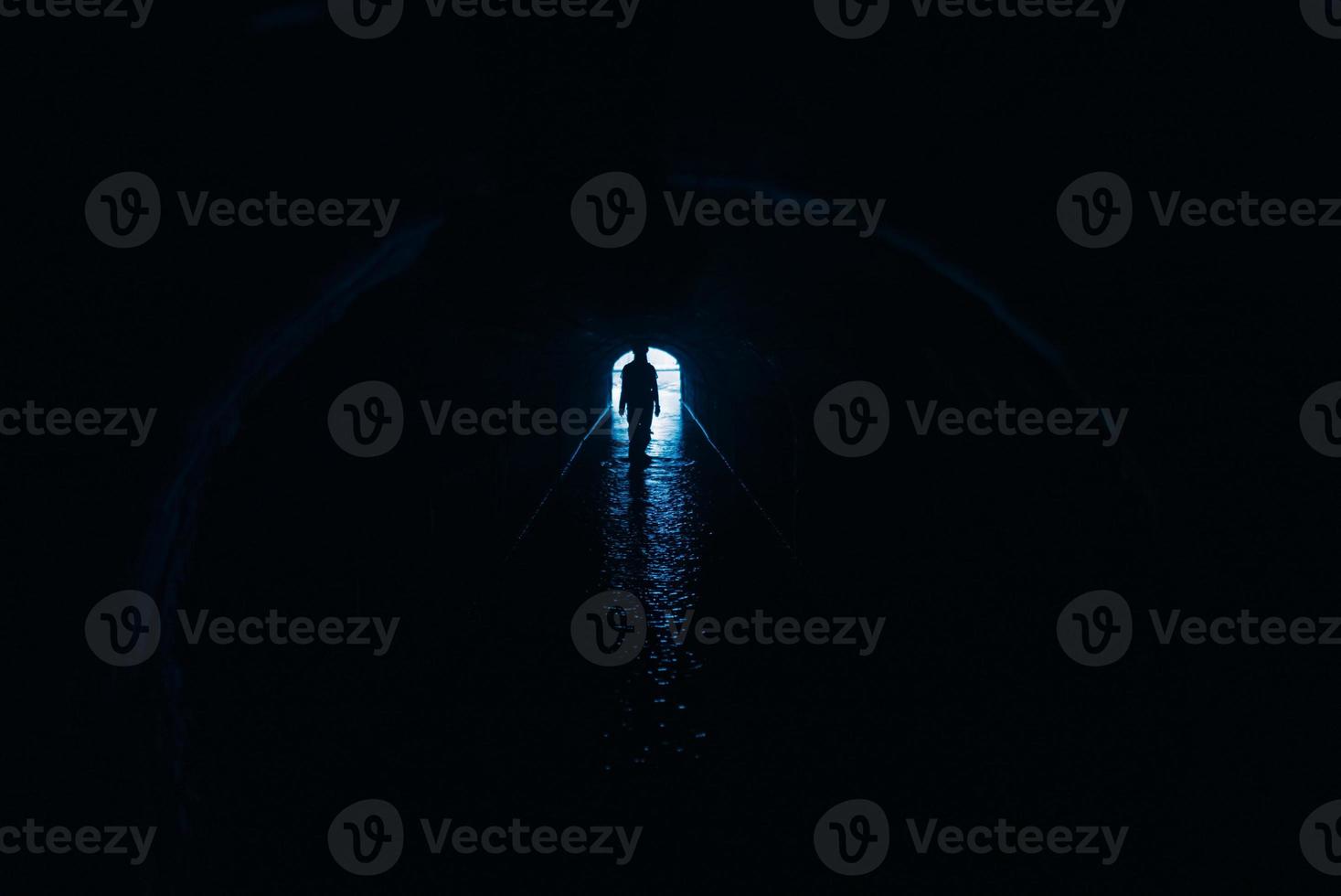 Silhouette einer Frau in einem Tunnel foto