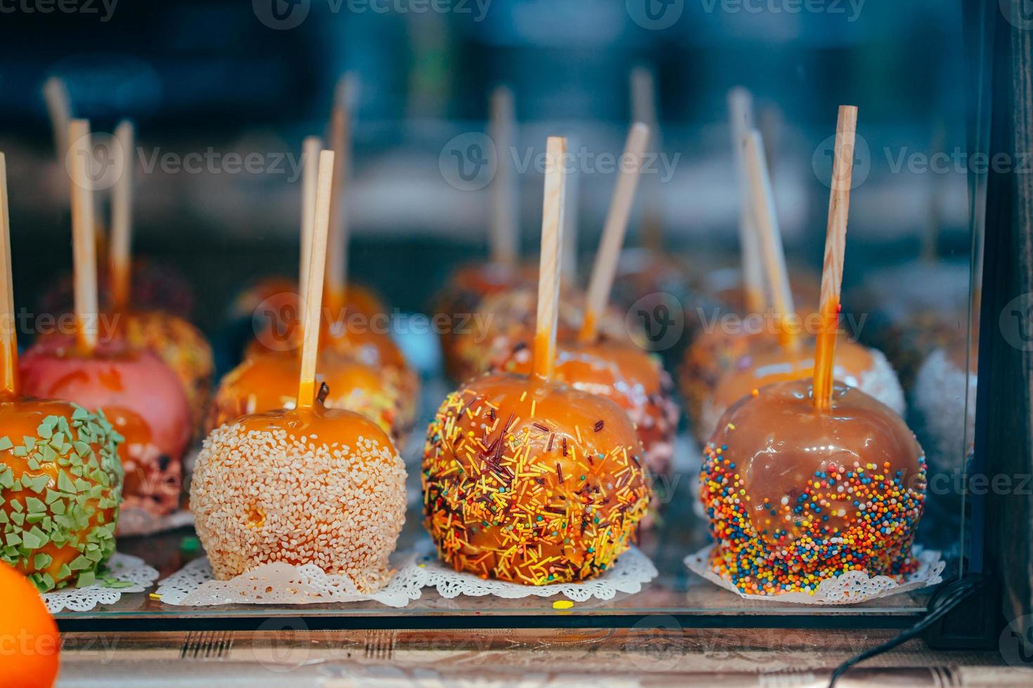 Äpfel in Karamell und Streuseln. Straßenessen. foto