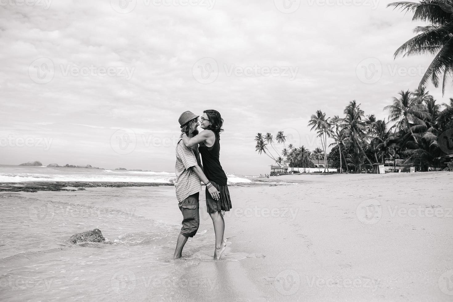 Ein Mann und ein Mädchen küssen sich am Strand foto