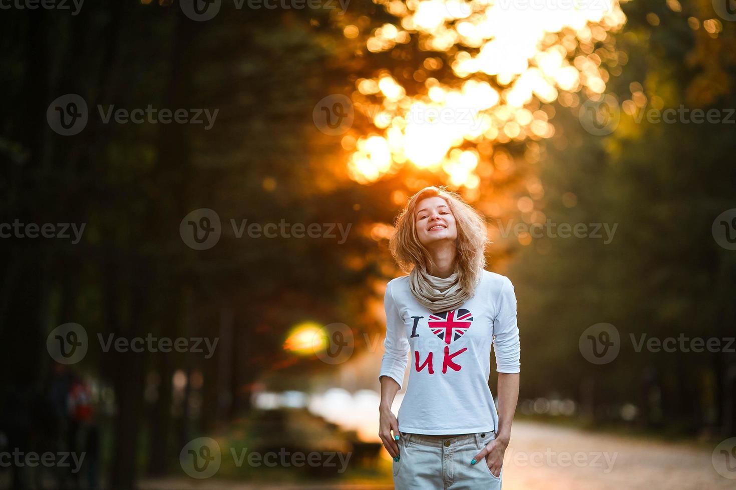 schönes Mädchen im Abendlicht foto