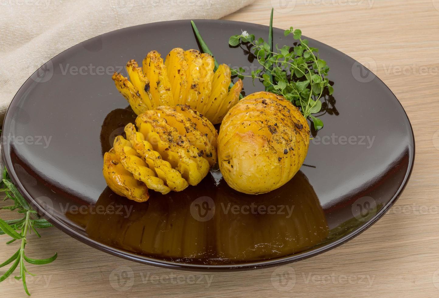 Ofenkartoffel auf dem Teller und Holzhintergrund foto