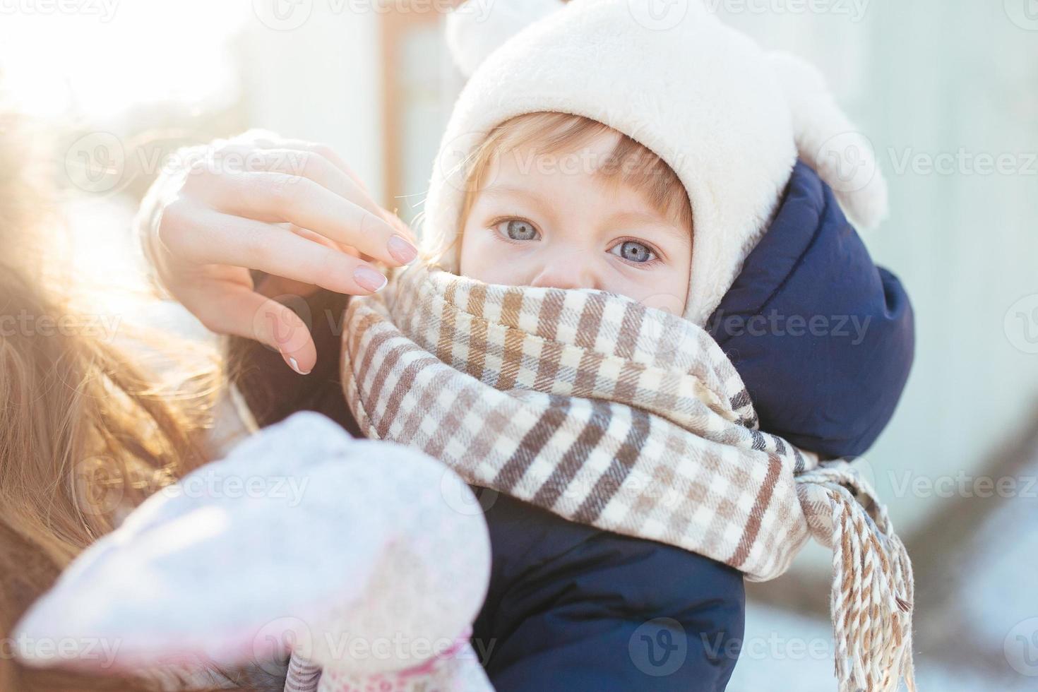 Mutter und Tochter in der verschneiten Landschaft foto