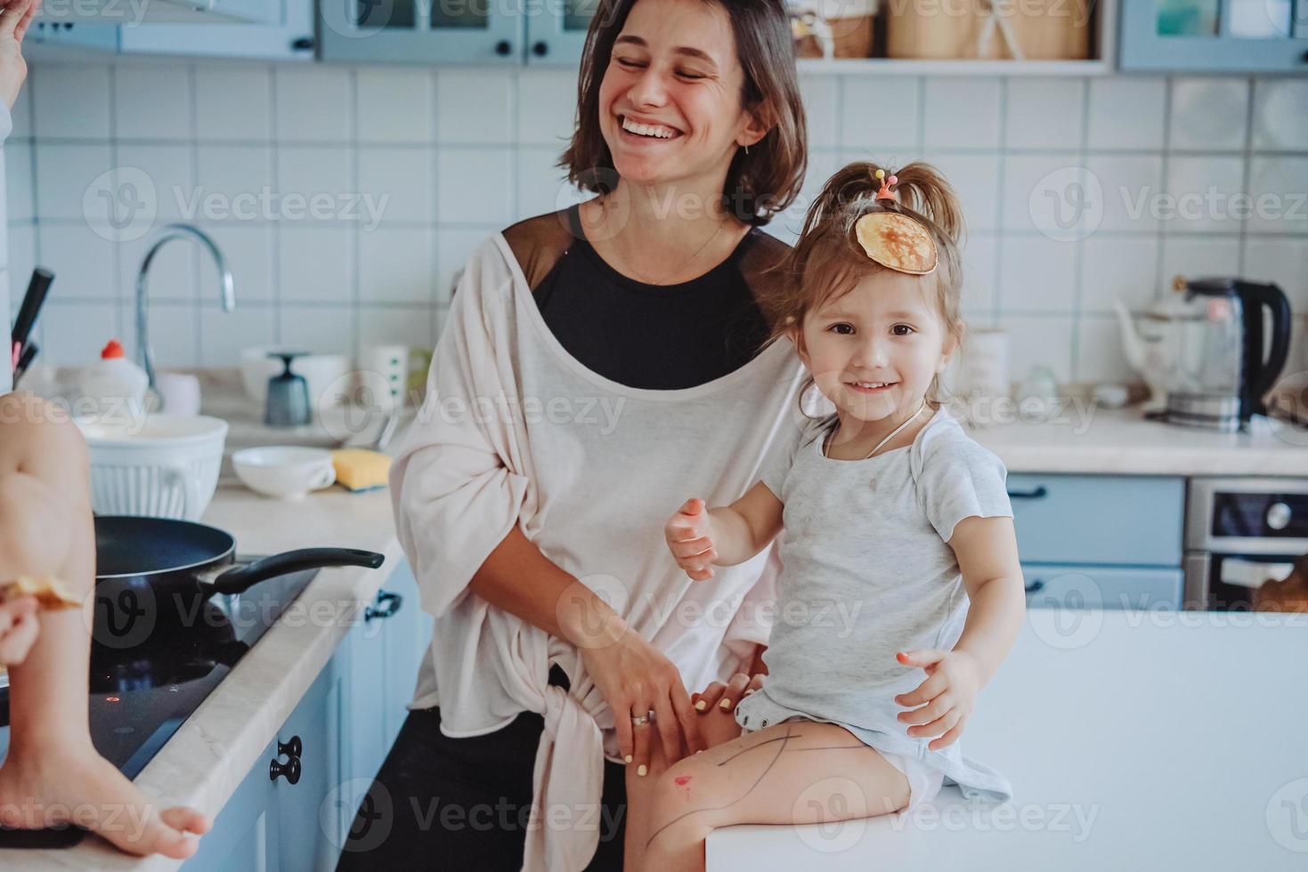 mutter und kleine tochter haben zusammen spaß foto