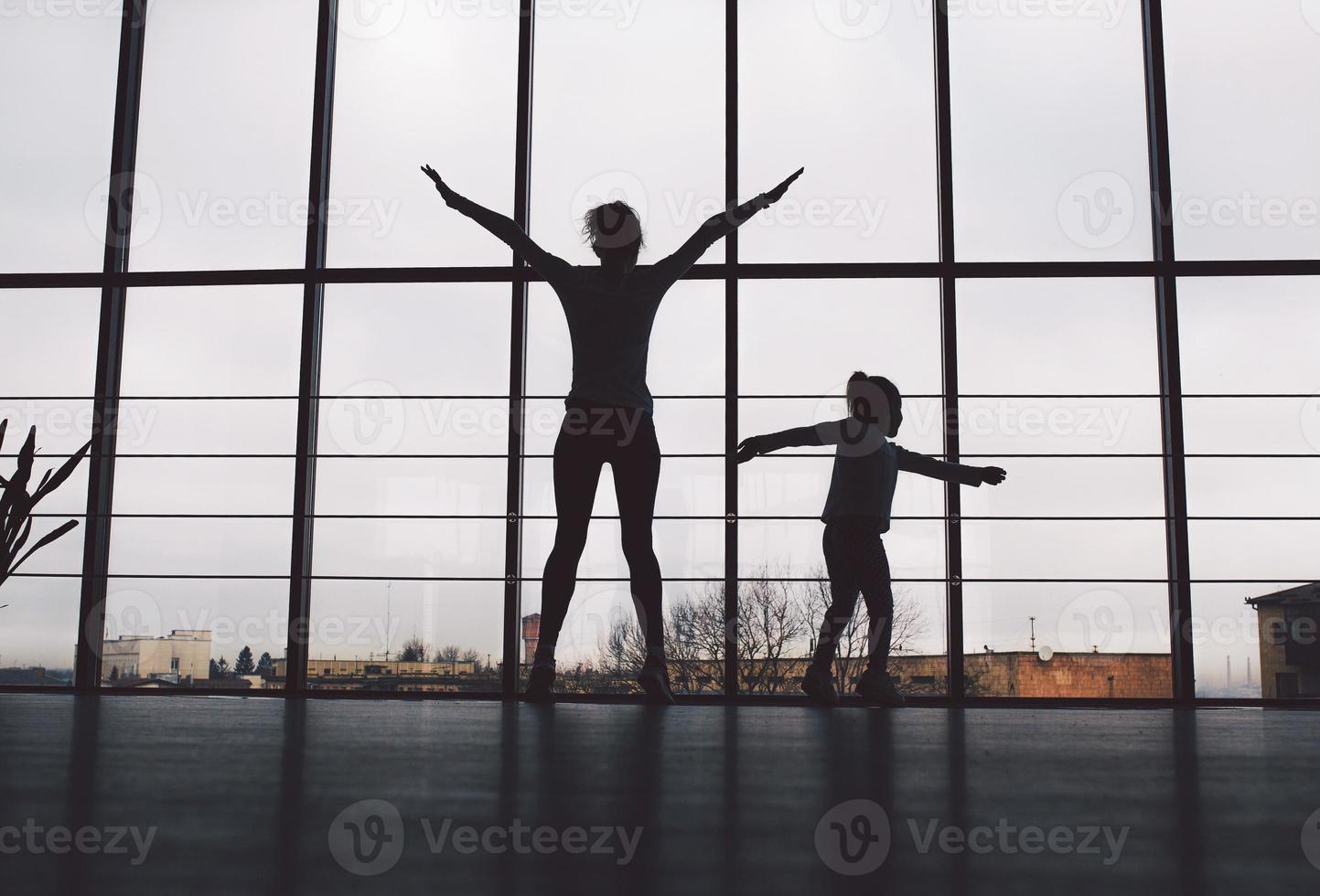 charmante Familie verbringt Zeit im Fitnessstudio foto