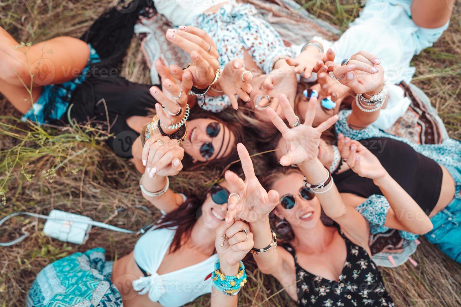 Sechs Mädchen liegen im Gras foto