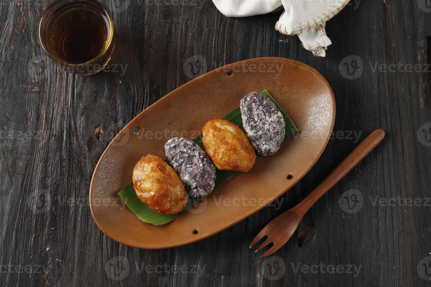 gemblong oder kue gemblong ist ein klebriger reiskuchen mit flüssigem palmzucker, beliebtes indonesisches straßenessen. foto