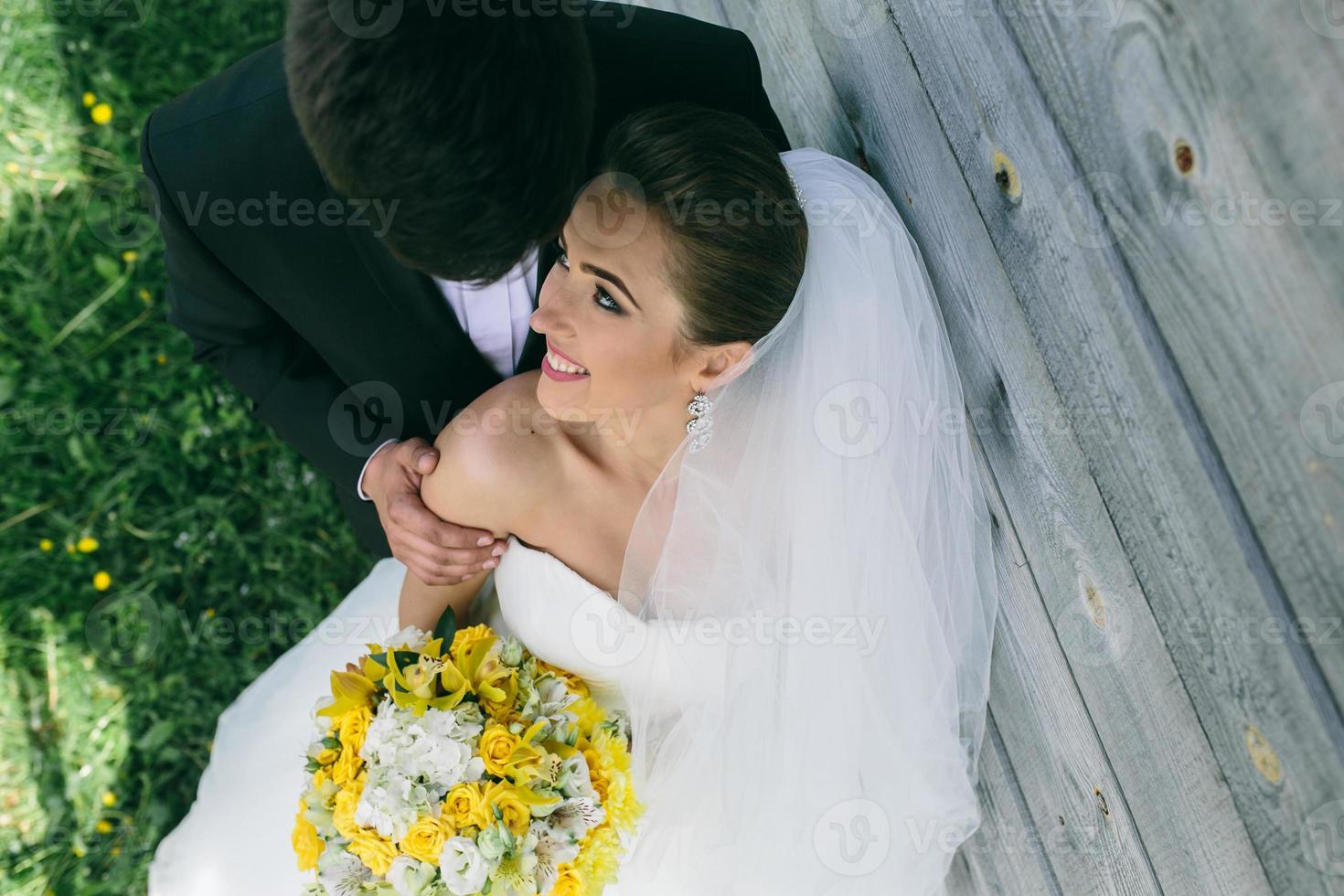 schönes junges Hochzeitspaar im Freien foto