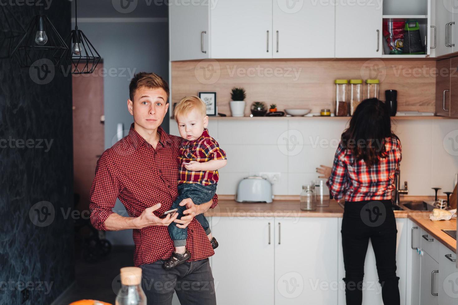 Vater, Mutter und kleiner Sohn in der Küche foto