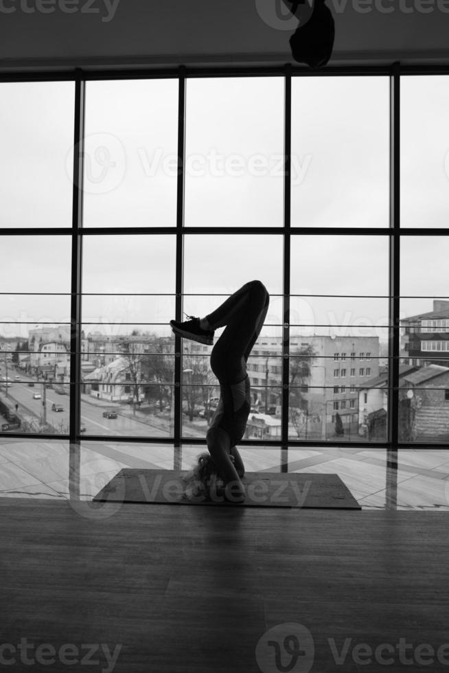 Frau macht Yoga foto