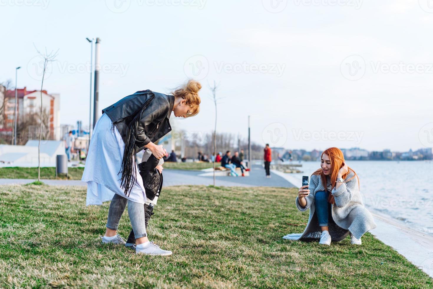 Zwei Frauen und ein kleiner Junge am See foto