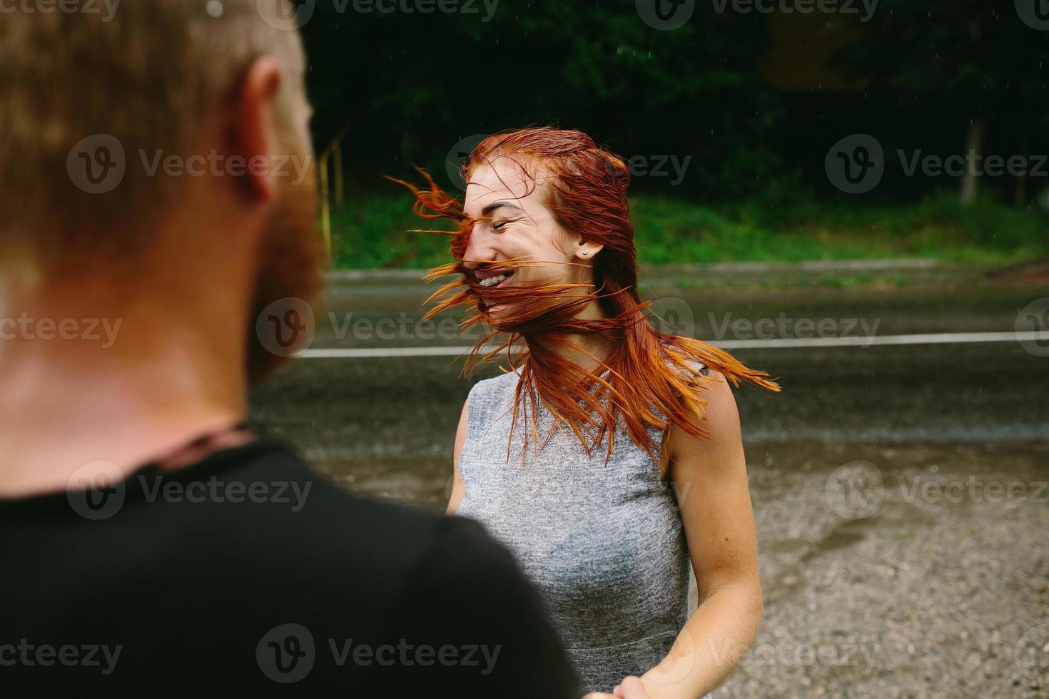 schönes Paar, das das Leben genießt foto