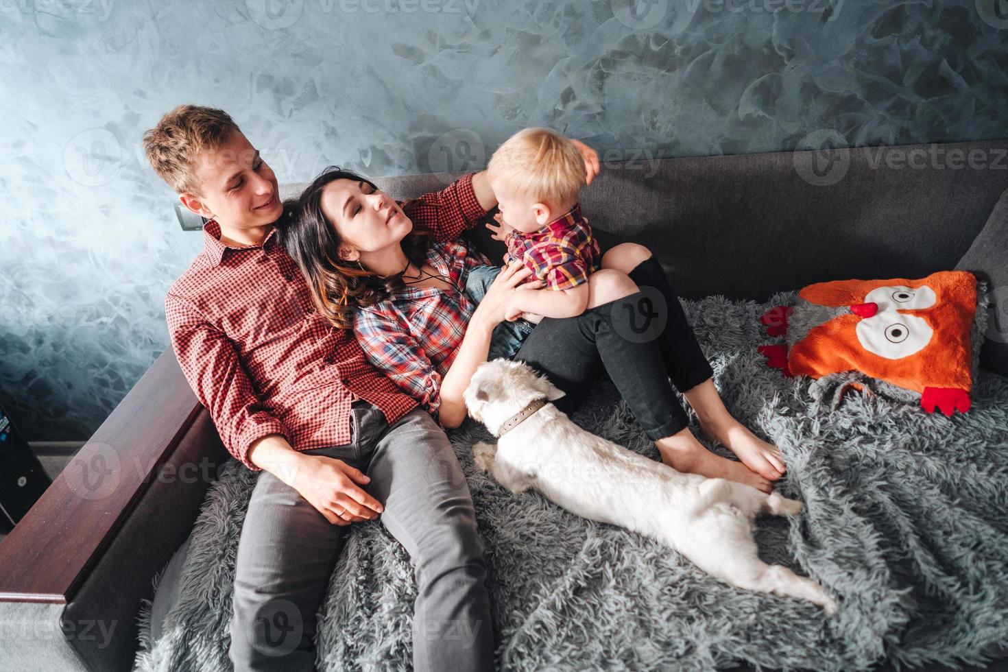 glückliche familie mit welpen foto