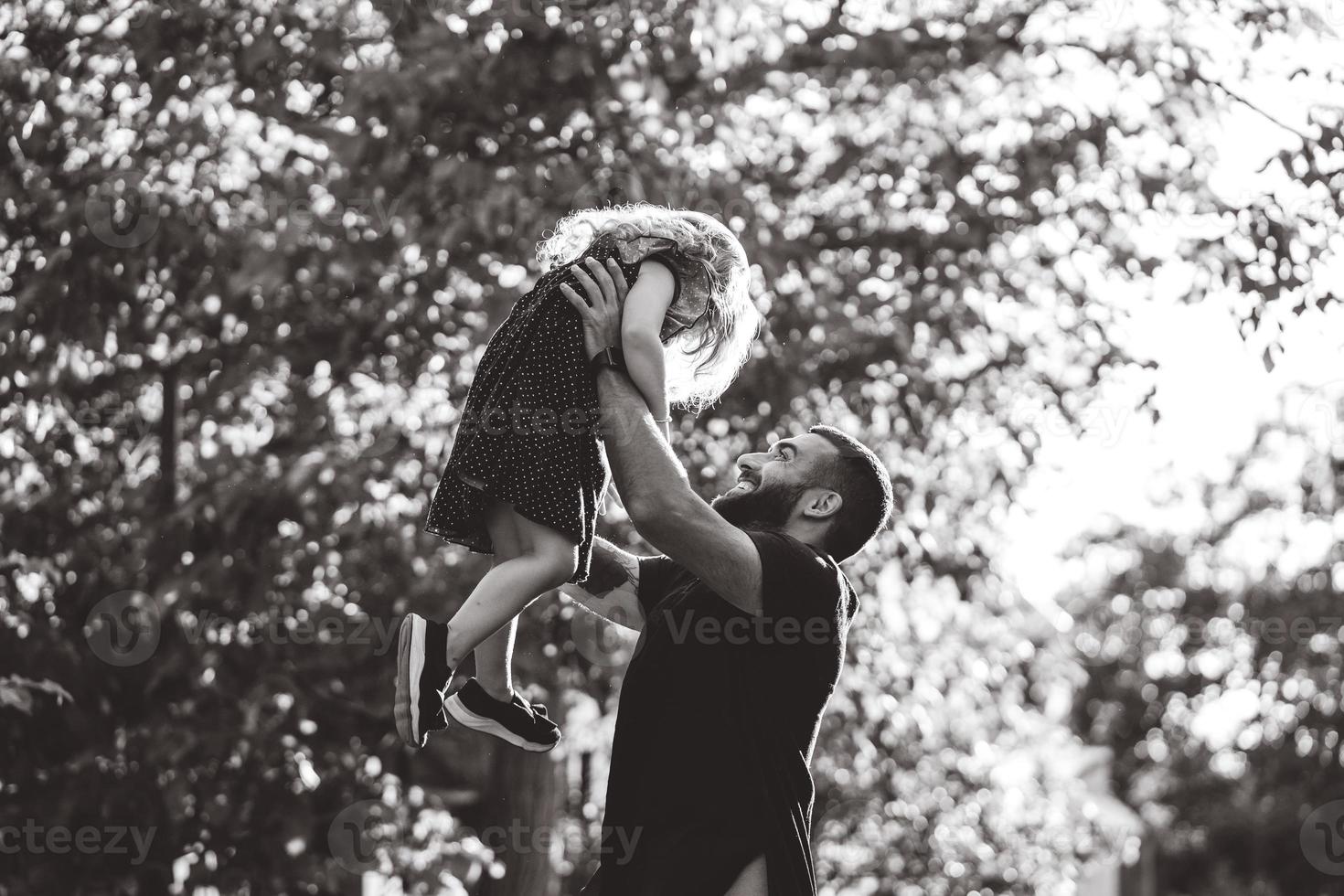 Papa und kleine Tochter haben Spaß und spielen foto