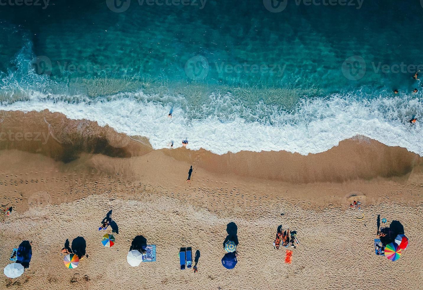 Strand mit Liegestühlen an der Küste des Ozeans foto