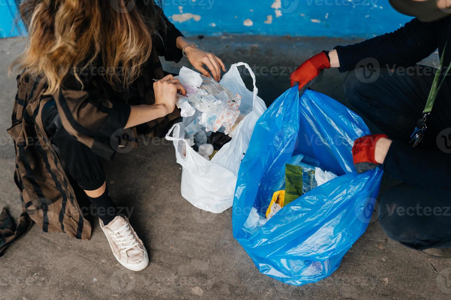 Zwei junge Frauen sortieren Müll. Konzept des Recyclings. kein Verlust foto