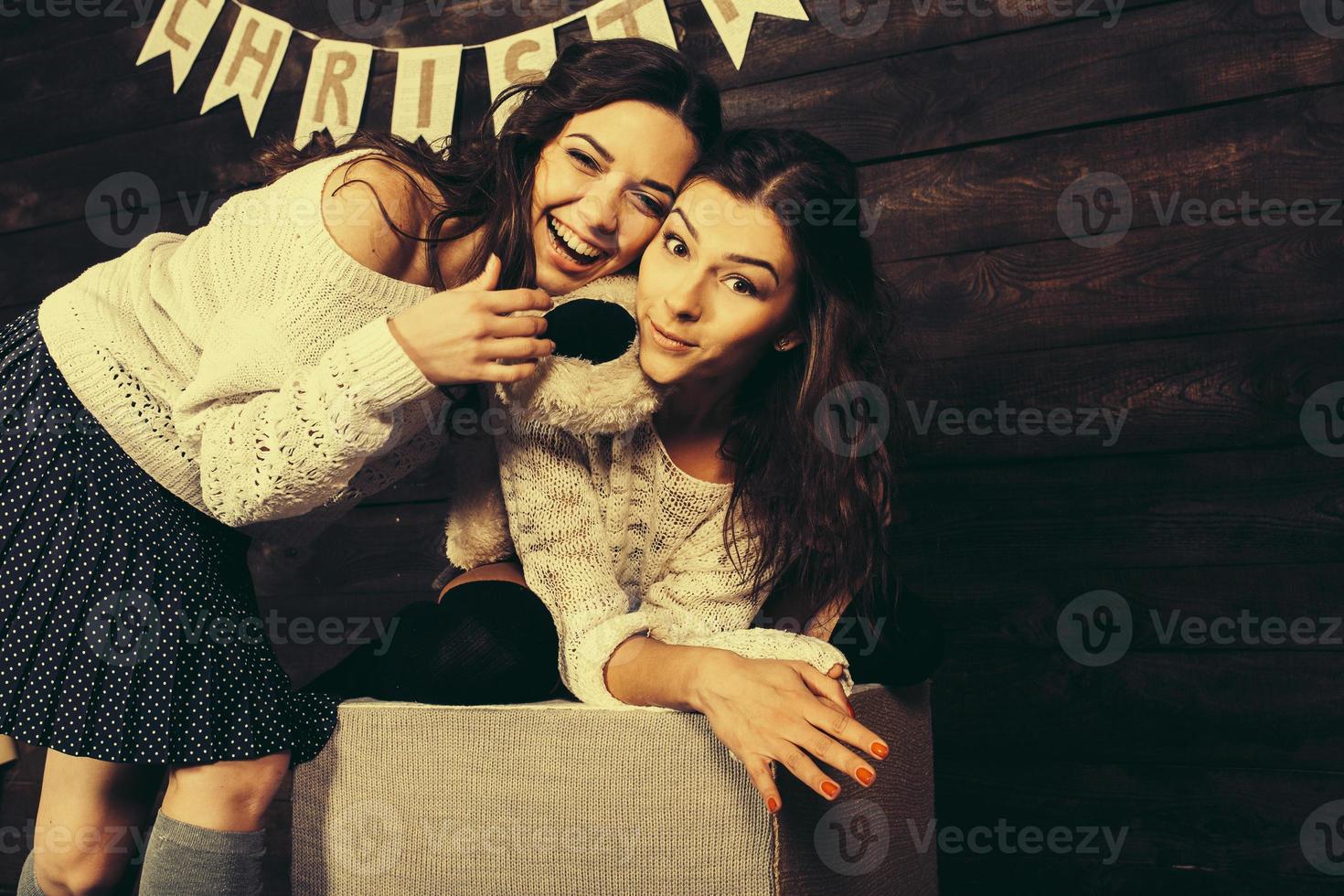 Familienneujahrsfotos, jeweils eine Schwester umarmt foto